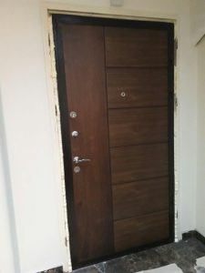 مراحل تعویض درب قدیمی چوبی با درب ضد سرقت